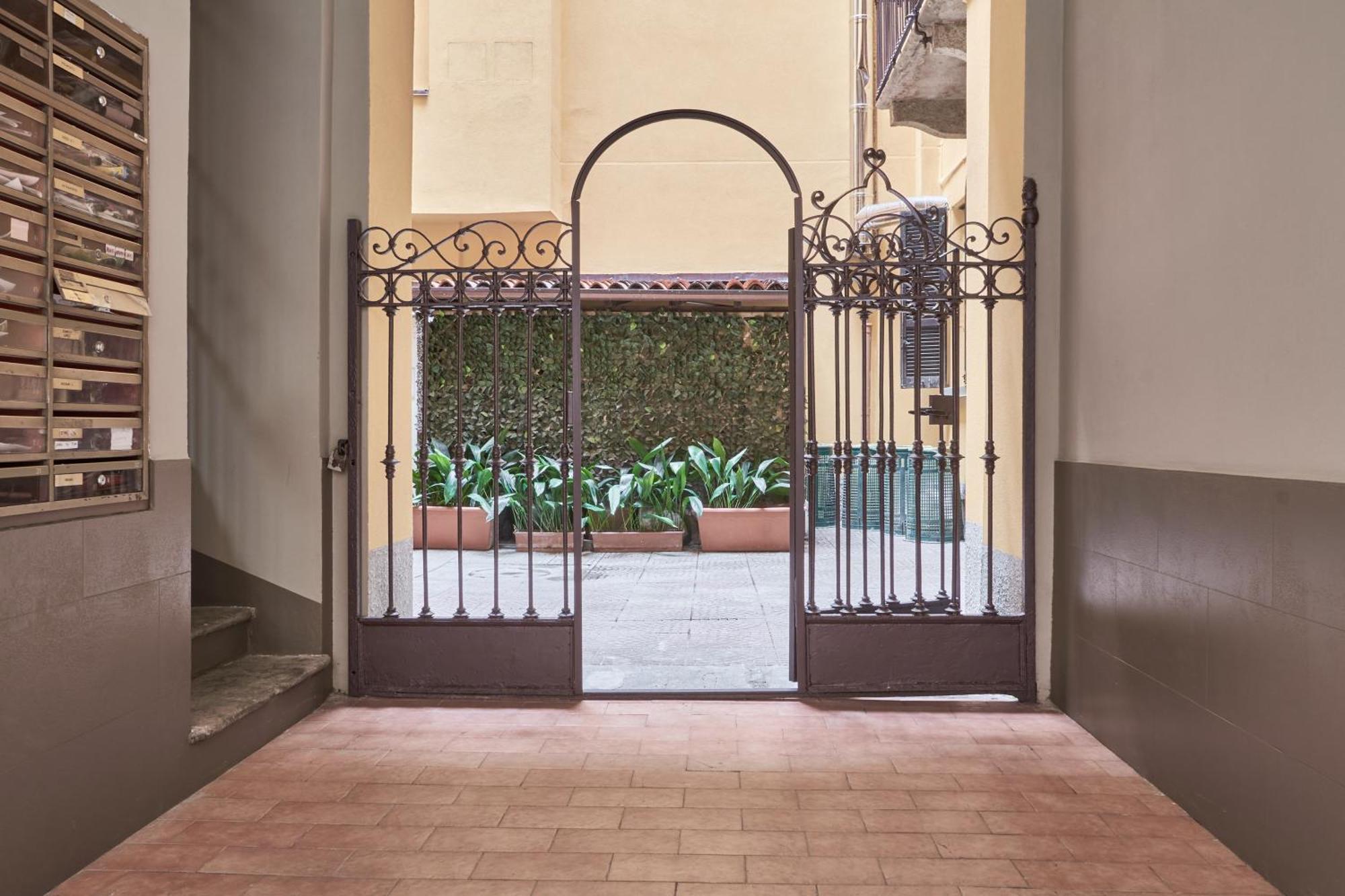Elegante Appartamento Minimal Dai Tocchi Botanici Milan Exterior photo